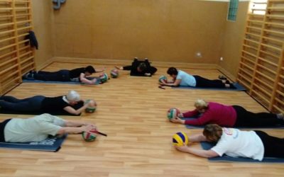 Seniorzy i Seniorki na ćwiczeniach