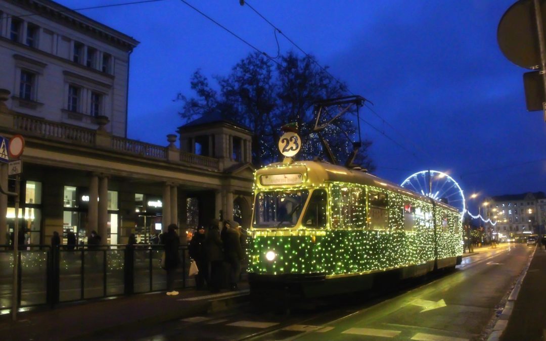 świątecznie przystrojony tramwaj