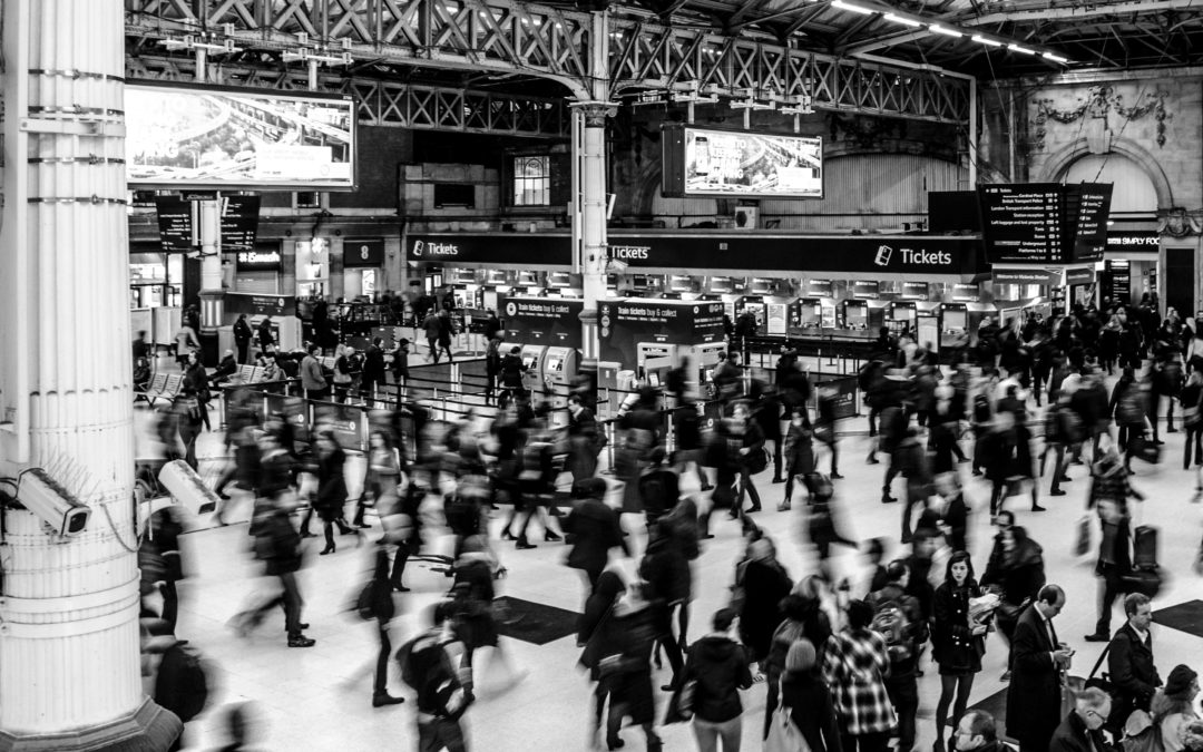czarno białe zdjęcie tłumu na dworcu