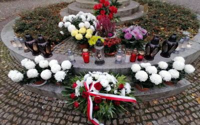 Skromna uroczystość z okazji Święta Niepodległości na cmentarzu Nowina