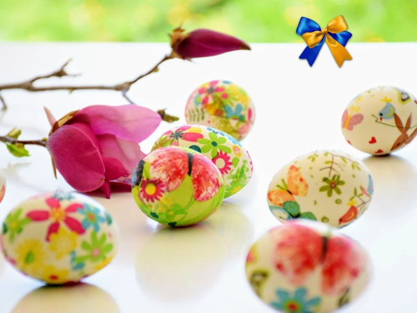 Życzenia pisanki na stole